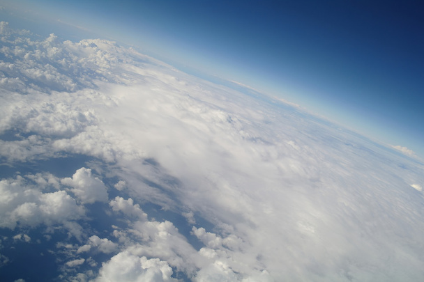 felhők és a kék ég gép látható - Fotó, kép