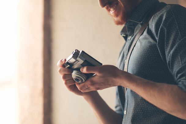 Hipster young man with vintage camera - Foto, Imagen