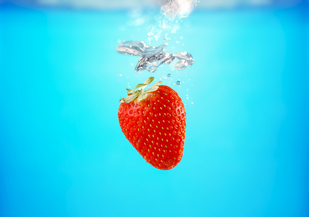 strawberry splashing water - Φωτογραφία, εικόνα