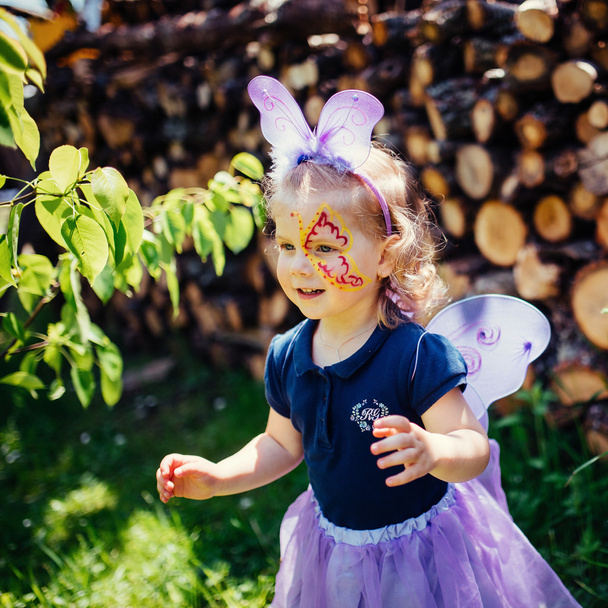 蝶の羽と妖精の衣装で美しい少女 - 写真・画像