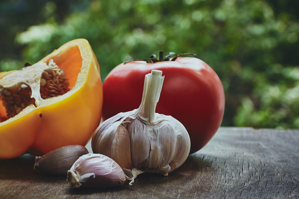 grüne Paprika, Tomaten und Knoblauchköpfe - Foto, Bild