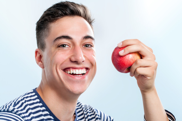 Young man showing healthy teeth - Fotografie, Obrázek