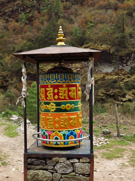 Iso rukouspyörä Phakdingissa, Everestin alueella
 - Valokuva, kuva