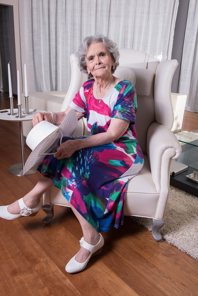 Aktive Seniorin wartet auf Ausgehen - Foto, Bild