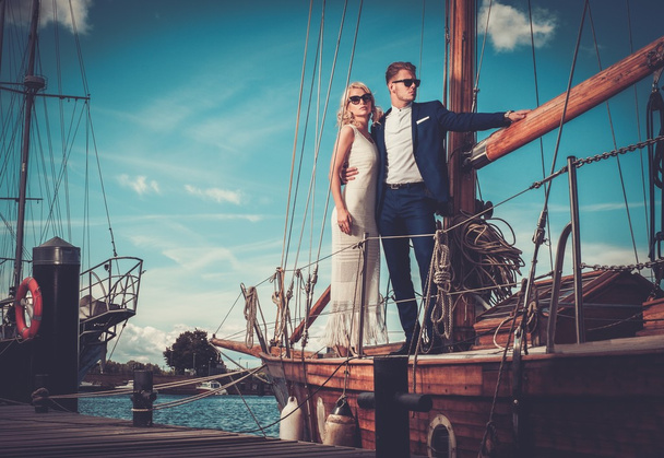 Élégant couple riche sur un yacht de luxe
  - Photo, image