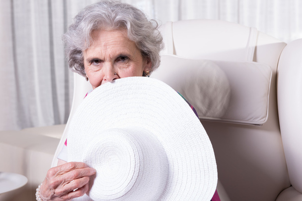 Aktive Seniorin wartet auf Ausgehen - Foto, Bild