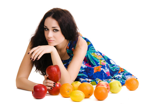 Молодая красивая брюнетка со свежими фруктами
 - Фото, изображение