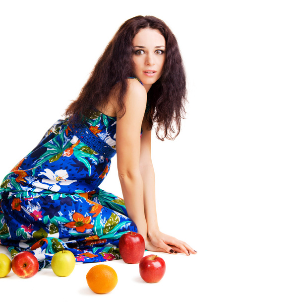 Menina bonita chocado com frutas maduras
 - Foto, Imagem