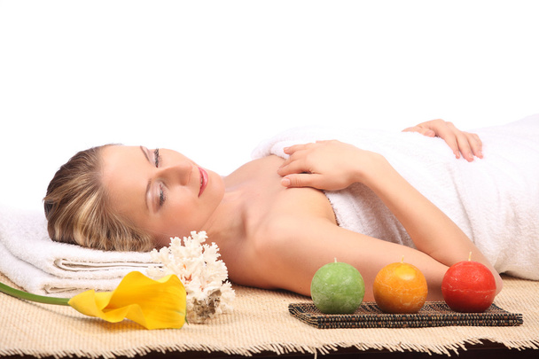 Young woman getting a massage in spa - Zdjęcie, obraz