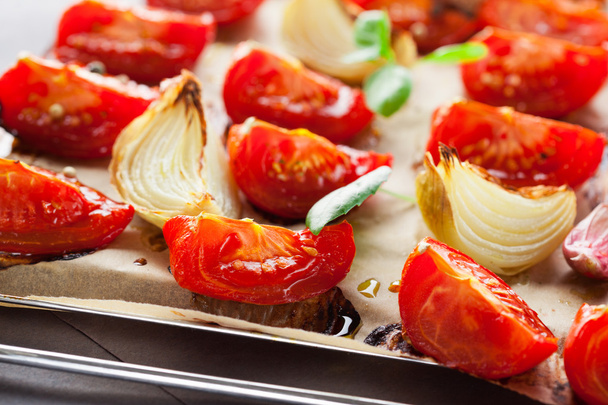 Baked tomatoes with herbs and onion - Φωτογραφία, εικόνα