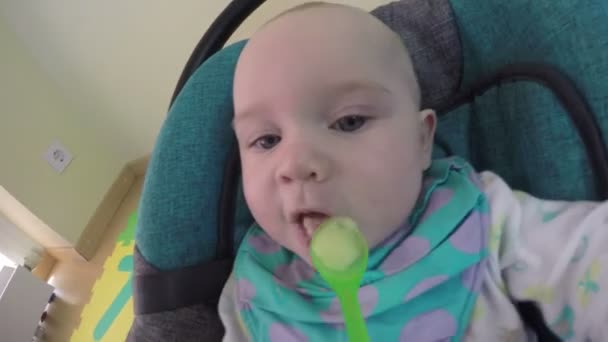 Il genitore nutre la bambina da cucchiaio con patata di purè di frutta. 4K
 - Filmati, video