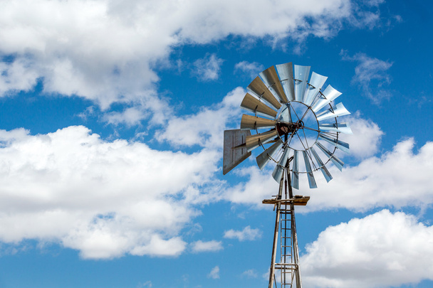 Windmühle und schöner blauer Himmel, USA. - Foto, Bild