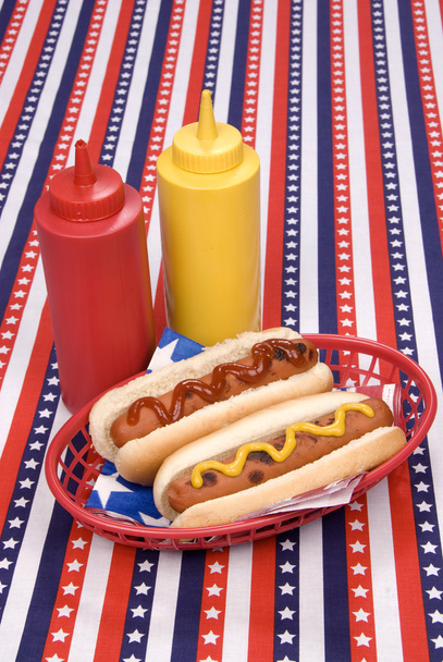 Quatro de julho hotgogs com ketchup e mostarda
 - Foto, Imagem