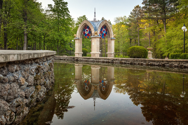 Pavilion at mirrored pond - Foto, afbeelding