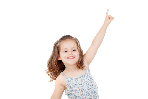 Счастливая маленькая девочка указывает на что-то пальцем
 - Фото, изображение