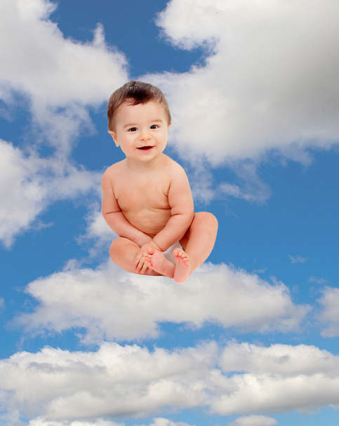 Pieni vauva istuu pilvellä taivaalla
 - Valokuva, kuva