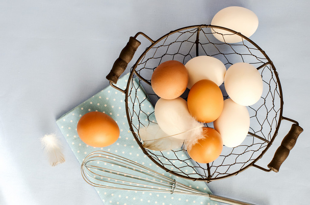 Braune und weiße Eier zum Kochen auf blauem Beispieltext-Hintergrund - Foto, Bild