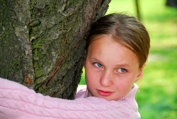 dívka a velký strom - Fotografie, Obrázek