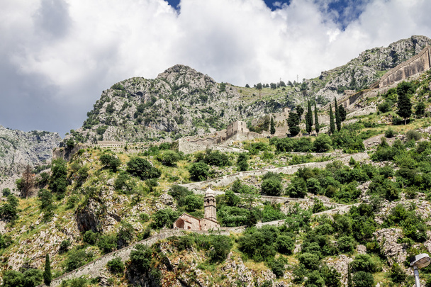View of the ramparts and the mountains in the old town of Kotor - Φωτογραφία, εικόνα