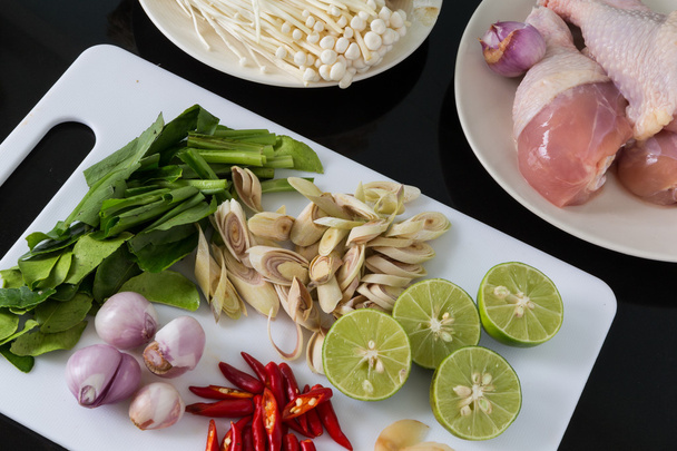 Ingredientes de sopa de Tom Yum tailandés
 - Foto, Imagen