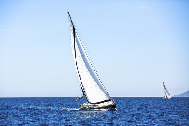 Hajó jacht fehér vitorlák - Fotó, kép
