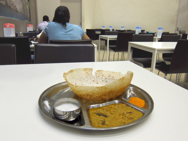Ινδικό εστιατόριο που σερβίρει appam - Φωτογραφία, εικόνα