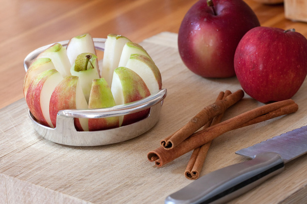 Apple Slicer ja Cinnamon Sticks
 - Valokuva, kuva