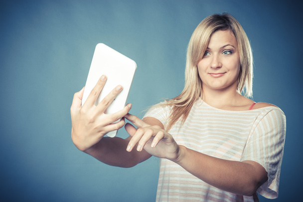 Giovane donna con tablet blu
 - Foto, immagini