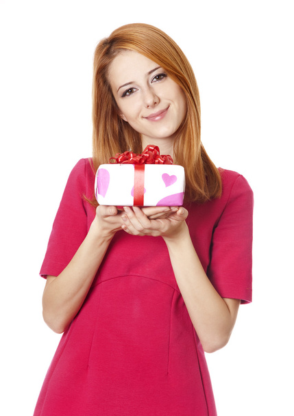 プレゼント ボックスとドレスで赤い髪の少女 - 写真・画像