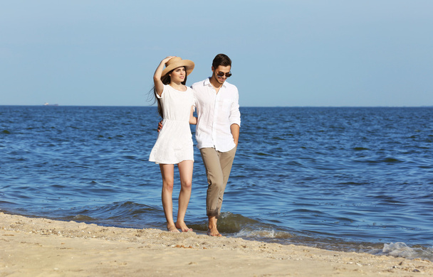 Young couple walking on beach - Foto, Bild
