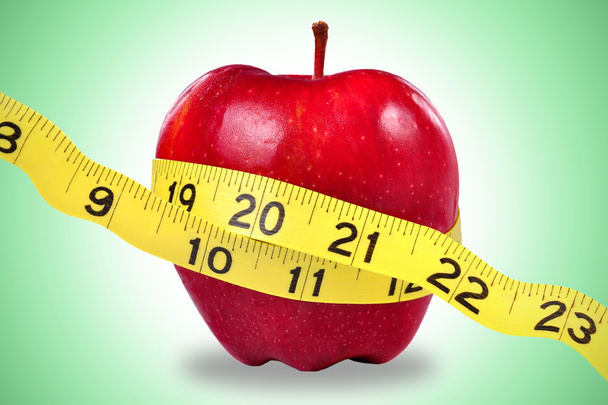 červené jablko a měřicí páska - Fotografie, Obrázek