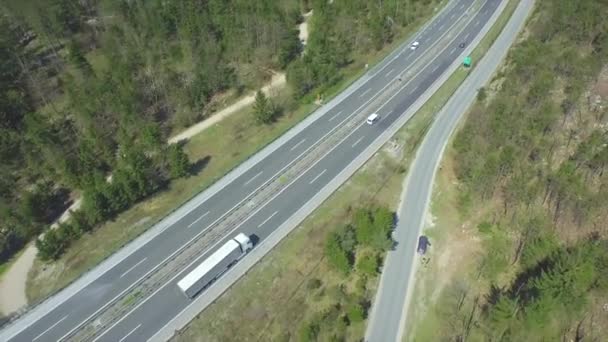 AÉRIAL : Camions et voitures circulant sur une autoroute
 - Séquence, vidéo