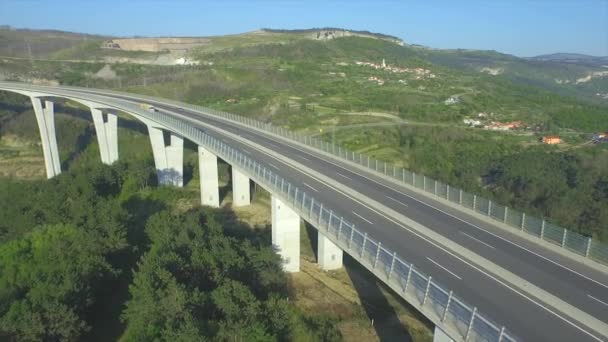 Antena: Kontener ciężarówka transportu ładunków na wiadukt autostrady - Materiał filmowy, wideo