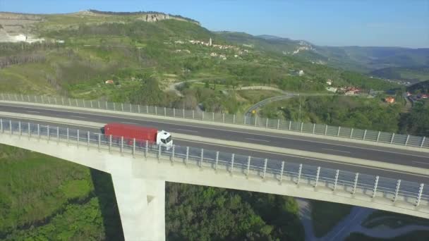 AERIAL: Volando sobre camión de carga transportando la carga en la autopista
 - Metraje, vídeo