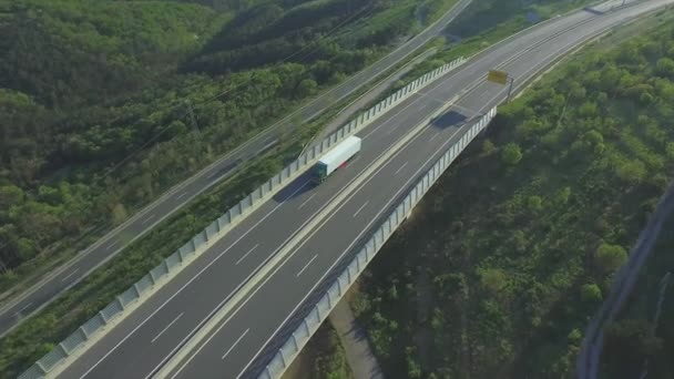 AÉRIAL : Camion porte-conteneurs circulant le long de l'autoroute vide
 - Séquence, vidéo