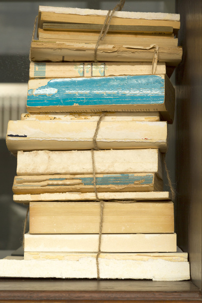 Vintage tone of old books on wooden bookshelf - Foto, afbeelding