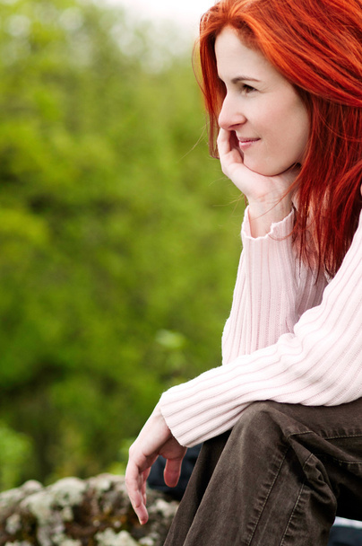 美しい赤毛の女の子の屋外のポートレート - 写真・画像