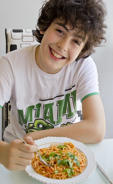 Il ragazzo sta mangiando degli spaghetti
 - Foto, immagini