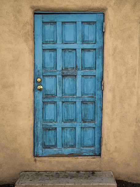 modrý dveře, mud zdi - Fotografie, Obrázek