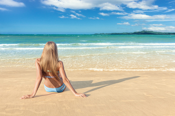 Young woman on beach - Φωτογραφία, εικόνα