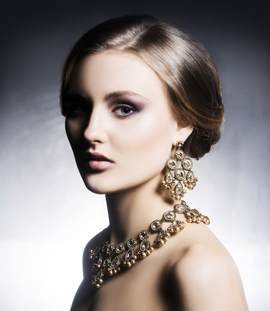 beautiful and rich woman in jewels - Zdjęcie, obraz