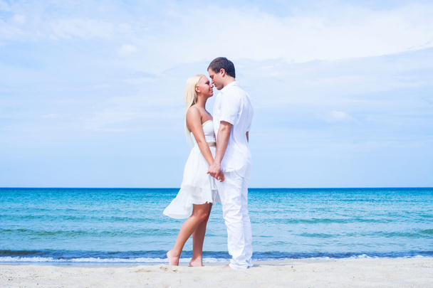 Loving couple  on  tropical summer beach - Fotografie, Obrázek