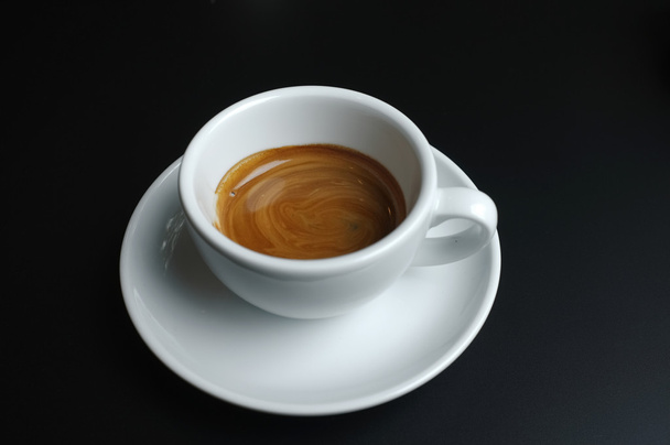 Café caliente en taza blanca aislado sobre fondo blanco
 - Foto, imagen