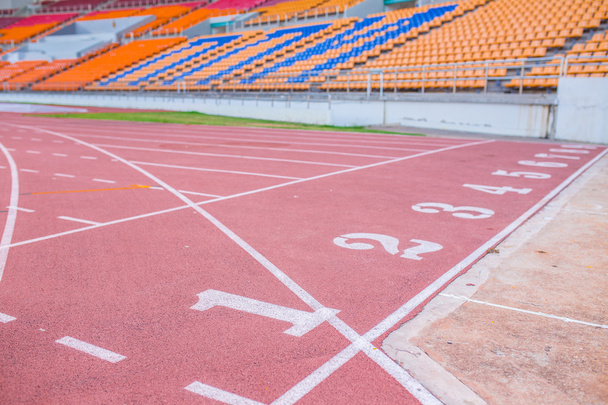 Números en pista de atletismo en estadio
 - Foto, imagen