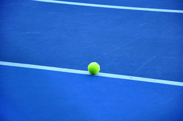 Tennis Ball on the tennis Court  - Foto, imagen