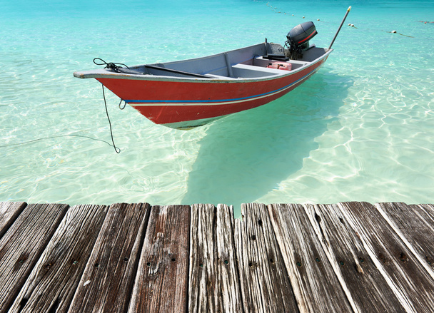 モーター ボートと美しいビーチ - 写真・画像