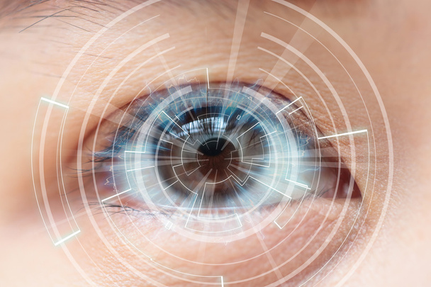 女性の茶色の目のクローズ アップ。将来的に高度な技術  - 写真・画像