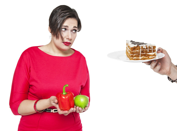 plus rozmiar kobieta Dokonywanie wyboru zdrowe i niezdrowe jedzenie - Zdjęcie, obraz