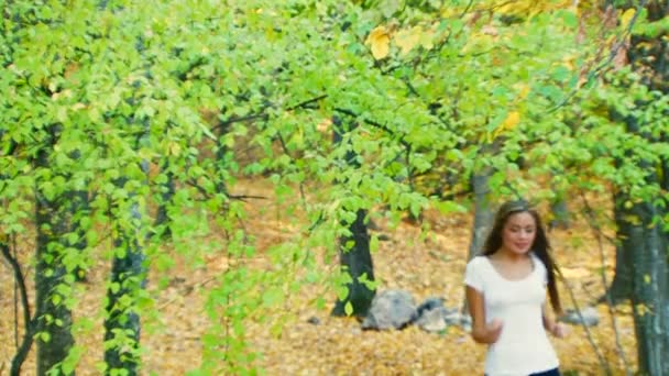Csinos lány fut az erdőben - Felvétel, videó