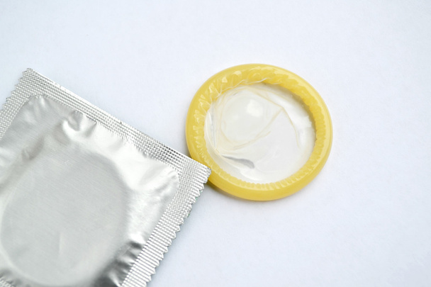 Un par de condones aislados en blanco
 - Foto, imagen